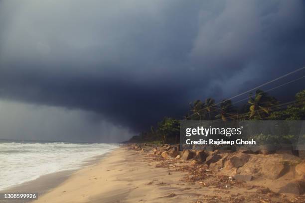 monsoon clouds over indian beach - monzón fotografías e imágenes de stock