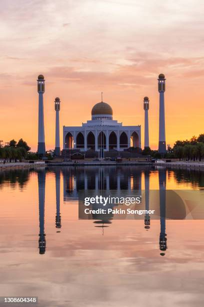 landscape of beautiful sunset sky at central mosque - province de songkhla photos et images de collection