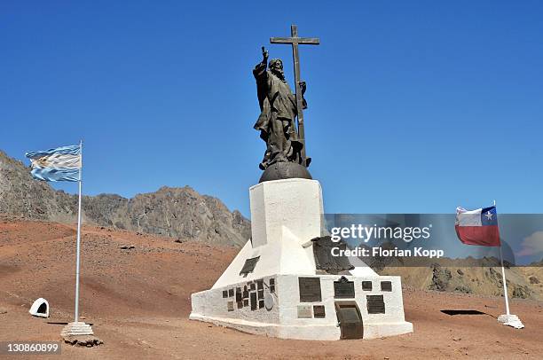 christ statue, cristo redentor de los andes, 4, 000 m above sea level on the border between argentina and chile, argentina, south america - jesus cristo stock-fotos und bilder