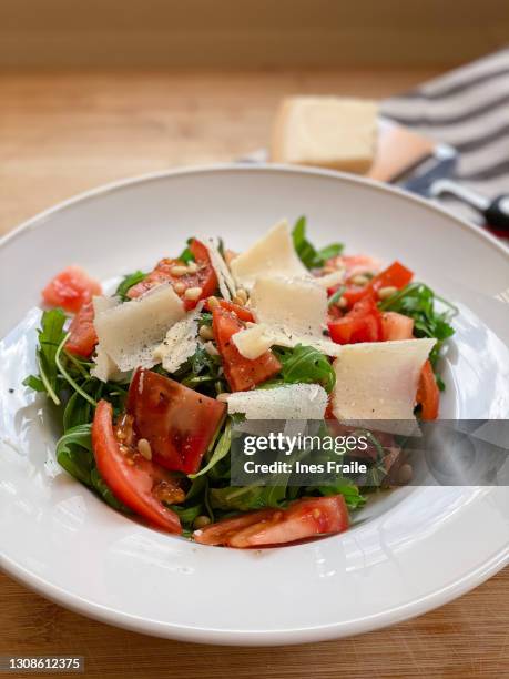 ensalada de rúcula y tomate - queso español fotografías e imágenes de stock