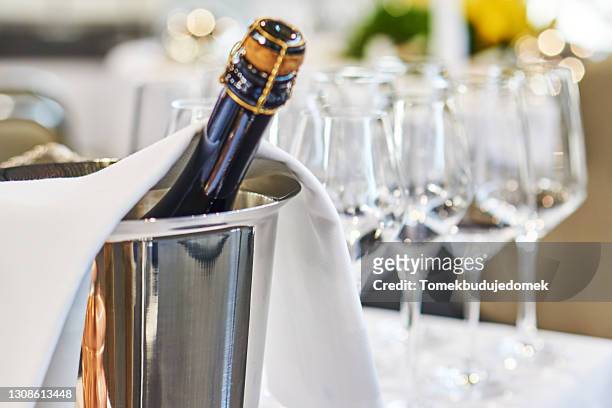 champagne - champagner gläser mit flasche unscharfer hintergrund stock-fotos und bilder