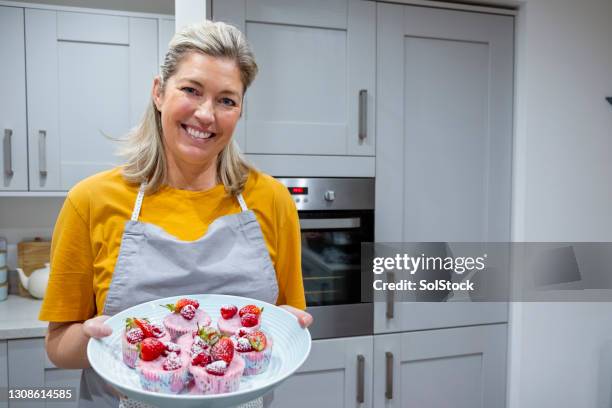 feliz con mis muffins - cupcake holder fotografías e imágenes de stock