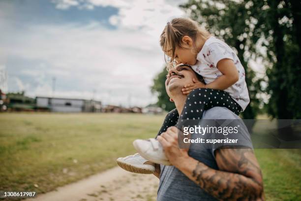 padre e hija pasan tiempo de calidad juntos - aire libre fotografías e imágenes de stock
