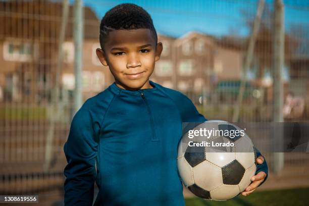 サッカーのピッチで一生懸命トレーニングする若い黒人の少年 - black boy ストックフォトと画像