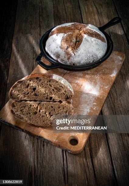 zuurdesem brood brood zelfgemaakt met gietijzeren pan textuur kruimel op rustiek hout - bread texture stockfoto's en -beelden