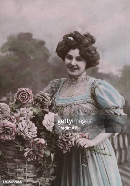Portrait d'une jeune femme avec des fleurs, carte de voeux du nouvel an de 1919.