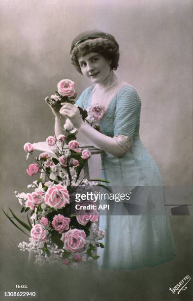 Portrait d'une jeune femme avec des fleurs, carte de voeux du nouvel an de 1919.