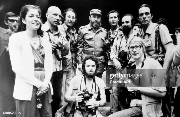 Fidel Castro entouré notamment des photographes Sebastiao Salgado, à gauche, Abbas, avec barbe à droite, et François Lochon, accroupi à droite, lors...