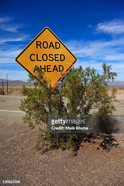 sign road closed ahead along the historic route 66, ludlow, california, usa, north america - closed captions stock-fotos und bilder