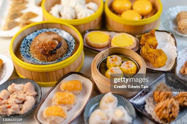 tradition chinesische lebensmittel dim sum display - chinese steamed bun stock-fotos und bilder