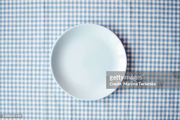 blue plate on a checkered blue-white fabric. - high section 個照片及圖片檔