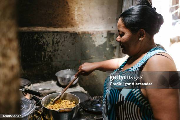 mulher brasileira preparando almoço - humility - fotografias e filmes do acervo