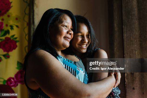 amor a madre e hija - humility fotografías e imágenes de stock