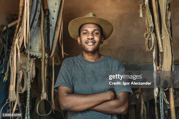 fazenda latina sorridente em estável - cow boy - fotografias e filmes do acervo