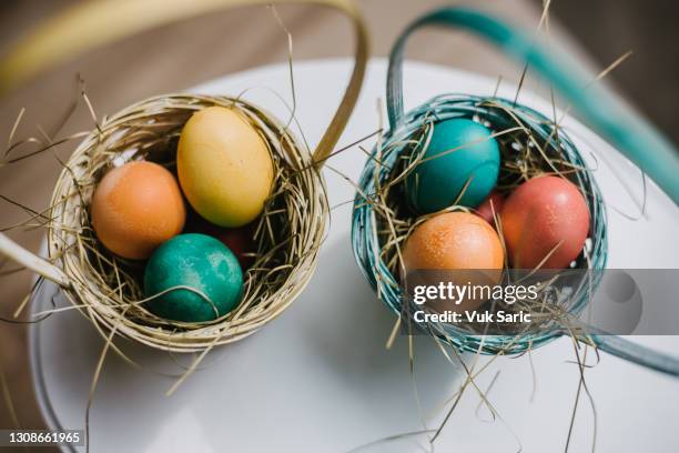 zwei nester mit ostereiern - easter eggs basket stock-fotos und bilder