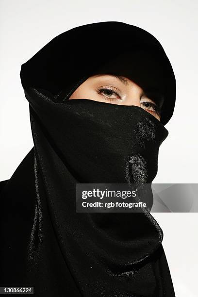 beauty portrait, arab-style - light skin black woman - fotografias e filmes do acervo