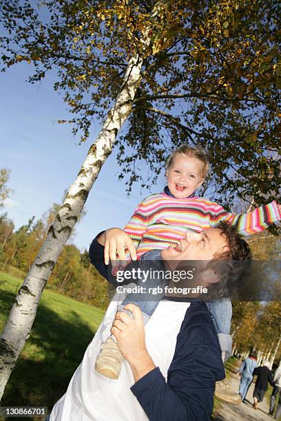 father giving his three-year-old daughter a piggyback ride - 2 year old blonde girl father ストックフォトと画像