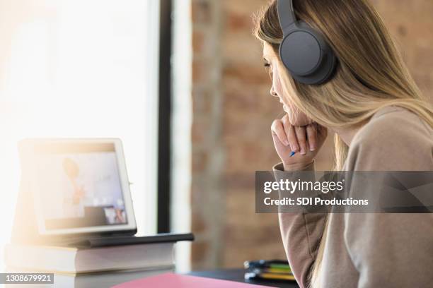 493 Zoom Meeting One On One Stock Photos, High-Res Pictures, and Images