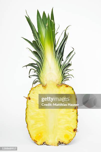 pineapple (ananas comosus), cut-open - cut in half ストックフォトと画像