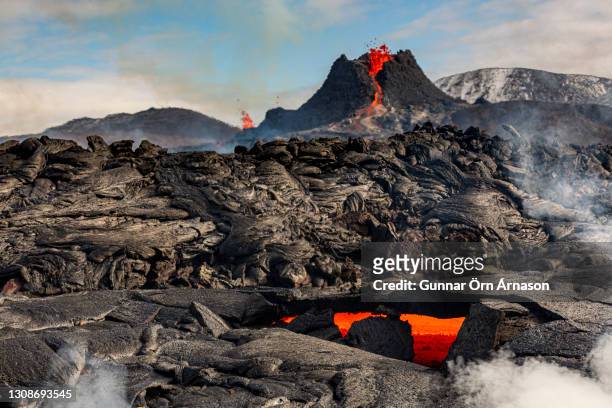 iceland-volcano-eruption - volcanic landscape stock pictures, royalty-free photos & images