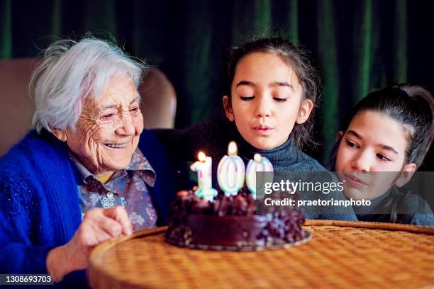 overgrootmoeder met achterkleindochters op haar 100ste verjaardag - 100 birthday stockfoto's en -beelden