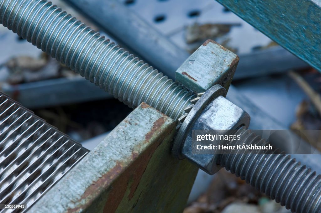 Thread rod with nut and chopper disc