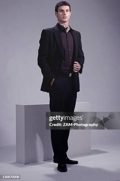 fashion shot of a young man wearing a suit - man standing full body stock-fotos und bilder