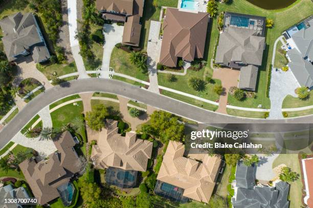 suburban homes photo - suburbio zona residencial fotografías e imágenes de stock