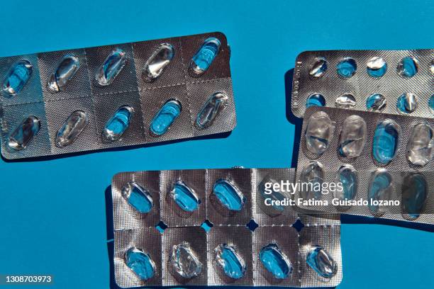 empty pill boxes - space capsule fotografías e imágenes de stock