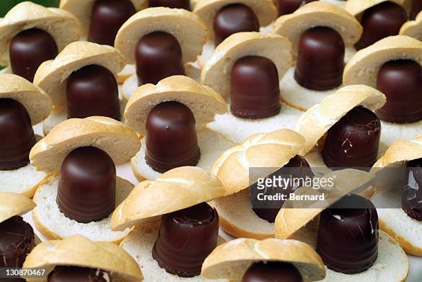 rows of chocolate marshmallows with rolls - marshmallow stock-fotos und bilder