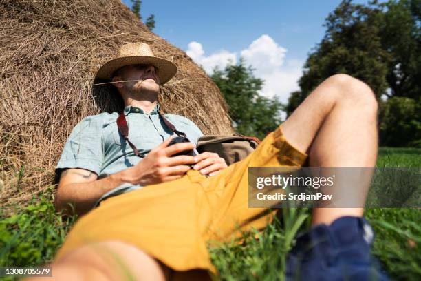 mooie dag om niets te doen - strohoed stockfoto's en -beelden