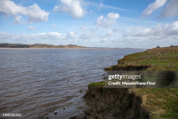 riverbank on the severn in a sunny day - severn river 個照片及圖片檔