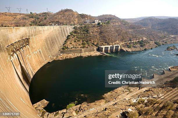 kariba dam, dam wall with hydroelectric plant, zambia, zimbabwe, africa - zambia stockfoto's en -beelden
