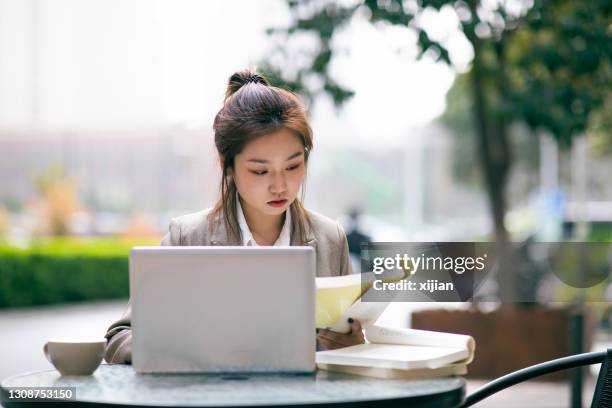 universitätsstudenten studieren im freien - china exam stock-fotos und bilder