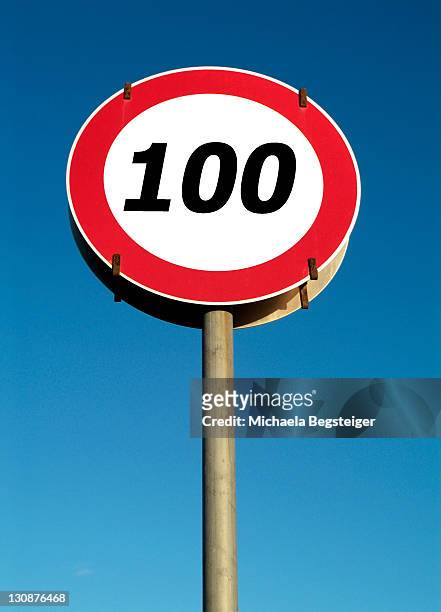 traffic sign, speed restriction 100km|h - kilometer fotografías e imágenes de stock