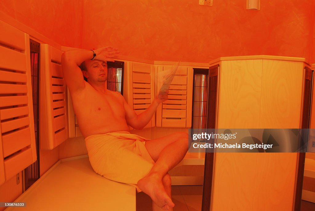 Woman in infrarot sauna