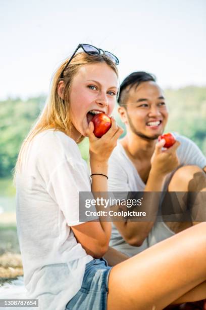 multiethnic group of young people: young couple. - mangiare natura foto e immagini stock