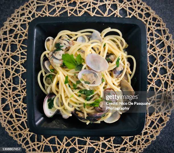 linguini with clams - clams cooked stock-fotos und bilder