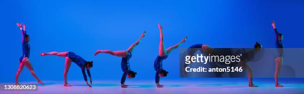 jong flexibel meisje op blauwe studioachtergrond die artistieke gymnastiek praktiseert. de kunstcollage van de sport, vlieger met advertentie. oefeningen voor flexibiliteit, balans. - gymnastiek stockfoto's en -beelden