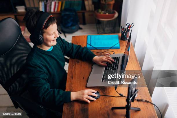 Tweens Gaming Photos and Premium High Res Pictures - Getty Images