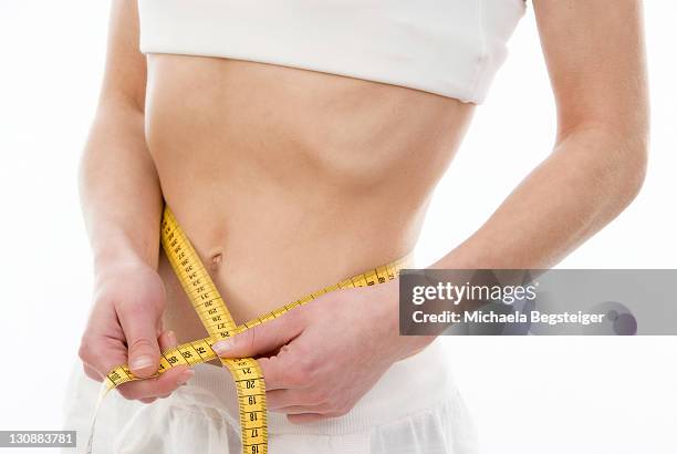 waist measurement - anorexie nerveuse photos et images de collection