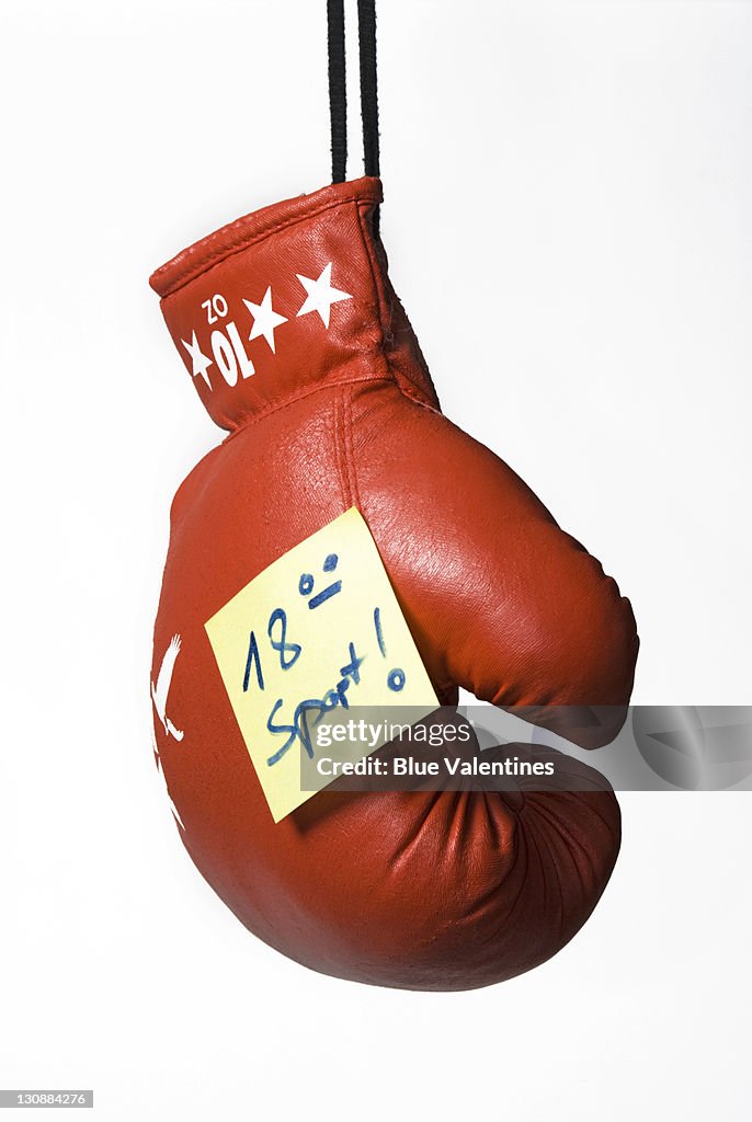 Boxing glove and a post-it note to remember a scheduled workout