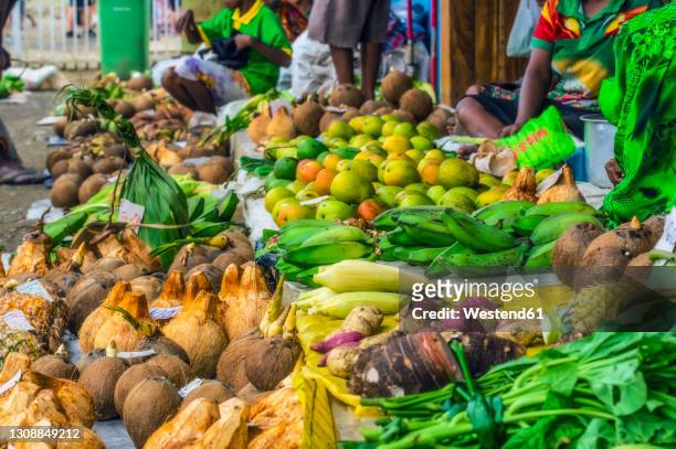 papua new guinea, milne bay province, alotau, tropical fruits being sold at market - alotau papua new guinea stockfoto's en -beelden