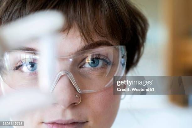 close-up of female technician wearing eyeglasses working while standing in laboratory - protective eyewear 個照片及圖片檔