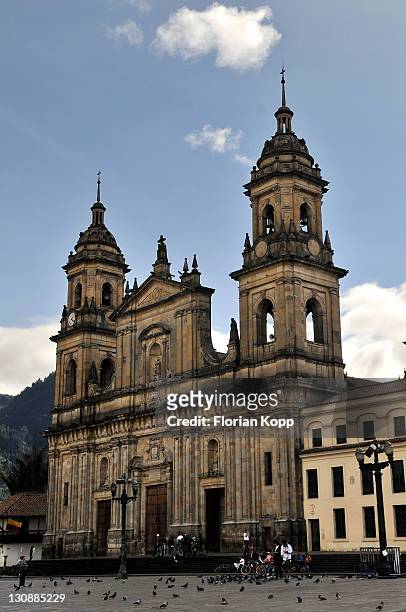 cathedral, bolã­var square, plaza de bolã­var, bogotã¡, colombia, south america - bolivar square bogota stockfoto's en -beelden