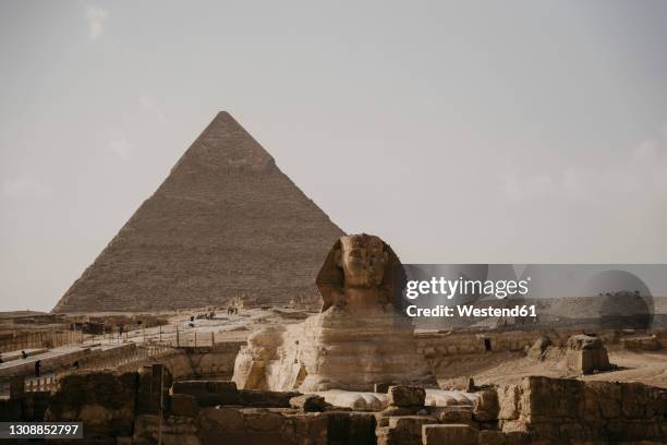 egypt, cairo, great pyramid of giza and great sphinx of giza - limestone pyramids stock pictures, royalty-free photos & images