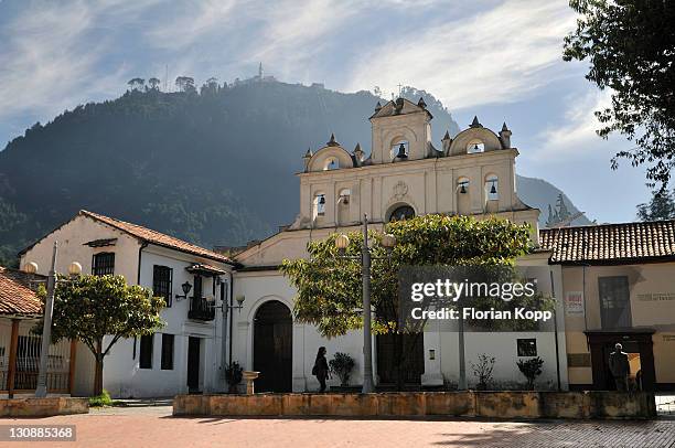 kirche nuestra senora de las aguas and monserrate mountain, bogota, kolumbien, suedamerika - monserrate bogota stock pictures, royalty-free photos & images