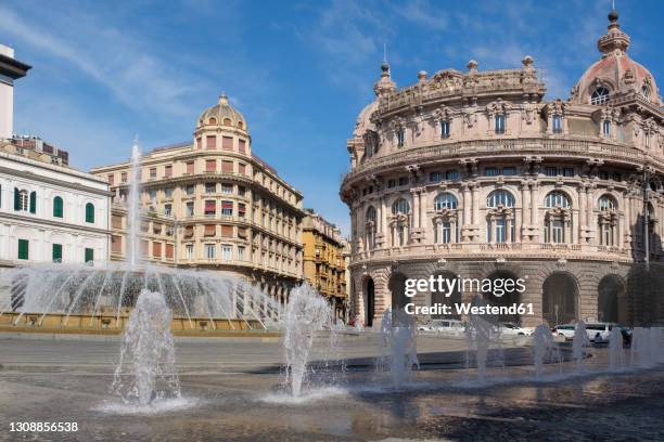 italy, liguria, genoa, fountains on piazza de ferrari - ジェノバ ストックフォトと画像