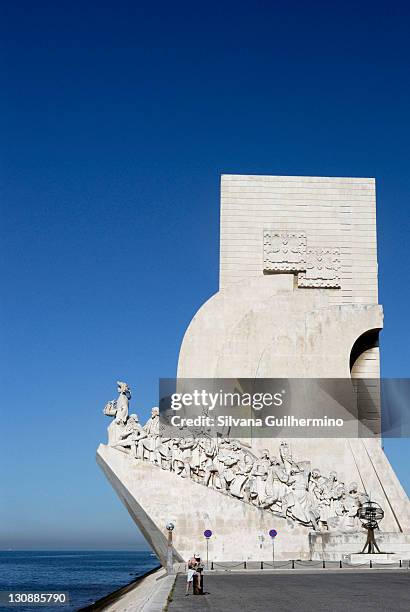 monument to the discoveries, padrao dos descobrimentos, with great people of the portuguese seafaring history, on the estuary of the tagus river, belem, lisbon, portugal, europe - nun river estuary stock-fotos und bilder