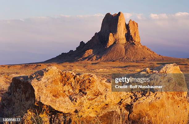 rockformation at sunset, shiprock, navajo indian reserve, new mexico, usa - ship rock stock pictures, royalty-free photos & images